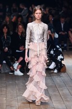 アレキサンダー・マックイーン 2016年春夏コレクション - 異郷の地で強く生き抜くボヘミアン｜写真16