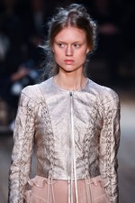 アレキサンダー・マックイーン 2016年春夏コレクション - 異郷の地で強く生き抜くボヘミアン｜写真17