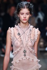 アレキサンダー・マックイーン 2016年春夏コレクション - 異郷の地で強く生き抜くボヘミアン｜写真19