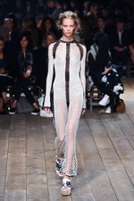 アレキサンダー・マックイーン 2016年春夏コレクション - 異郷の地で強く生き抜くボヘミアン｜写真20