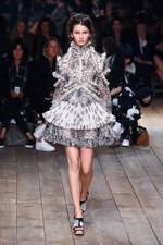 アレキサンダー・マックイーン 2016年春夏コレクション - 異郷の地で強く生き抜くボヘミアン｜写真23