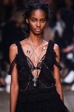 アレキサンダー・マックイーン 2016年春夏コレクション - 異郷の地で強く生き抜くボヘミアン｜写真29