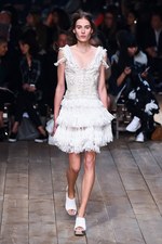 アレキサンダー・マックイーン 2016年春夏コレクション - 異郷の地で強く生き抜くボヘミアン｜写真30