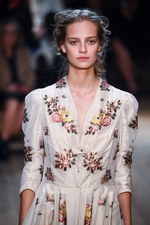 アレキサンダー・マックイーン 2016年春夏コレクション - 異郷の地で強く生き抜くボヘミアン｜写真47