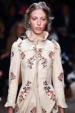 アレキサンダー・マックイーン 2016年春夏コレクション - 異郷の地で強く生き抜くボヘミアン｜写真49