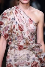 アレキサンダー・マックイーン 2016年春夏コレクション - 異郷の地で強く生き抜くボヘミアン｜写真61