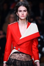 アレキサンダー・マックイーン 2016年春夏コレクション - 異郷の地で強く生き抜くボヘミアン｜写真65