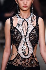 アレキサンダー・マックイーン 2016年春夏コレクション - 異郷の地で強く生き抜くボヘミアン｜写真67