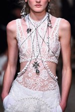 アレキサンダー・マックイーン 2016年春夏コレクション - 異郷の地で強く生き抜くボヘミアン｜写真69