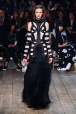 アレキサンダー・マックイーン 2016年春夏コレクション - 異郷の地で強く生き抜くボヘミアン｜写真74