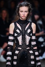 アレキサンダー・マックイーン 2016年春夏コレクション - 異郷の地で強く生き抜くボヘミアン｜写真75