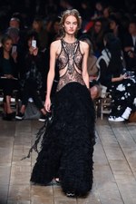 アレキサンダー・マックイーン 2016年春夏コレクション - 異郷の地で強く生き抜くボヘミアン｜写真78