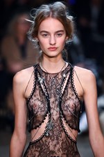 アレキサンダー・マックイーン 2016年春夏コレクション - 異郷の地で強く生き抜くボヘミアン｜写真79