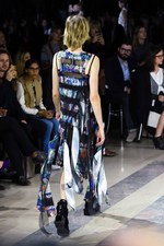 sacai 2016年春夏コレクション - バックスタイルに宿る美しさ｜写真24