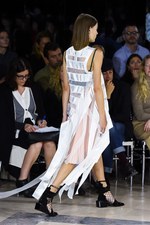 sacai 2016年春夏コレクション - バックスタイルに宿る美しさ｜写真27