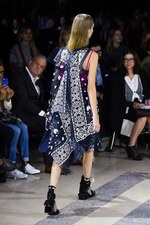 sacai 2016年春夏コレクション - バックスタイルに宿る美しさ｜写真33