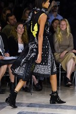 sacai 2016年春夏コレクション - バックスタイルに宿る美しさ｜写真38