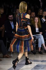 sacai 2016年春夏コレクション - バックスタイルに宿る美しさ｜写真55