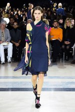 sacai 2016年春夏コレクション - バックスタイルに宿る美しさ｜写真79