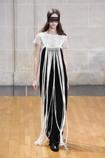 ヴェロニク ブランキーノ 2016年春夏コレクション - 禁欲と解放のフォークロアスタイル｜写真1