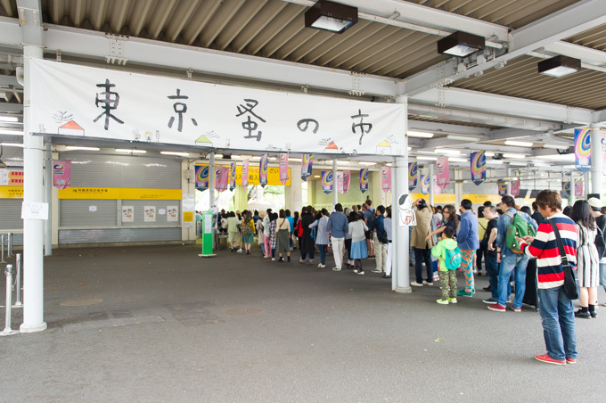 「第8回 東京蚤の市」調布の京王閣で開催、古着や古本、雑貨などが集結｜写真1