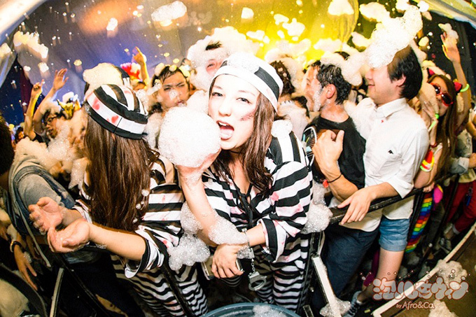 「泡ハロウィン」渋谷で開催！一夜限りの泡×仮装のパーティー | 写真