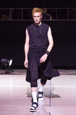 ディスカバード 2016年春夏コレクション - 重ね着とモノトーンで描く“badass”な若者たち｜写真4