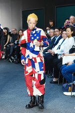 テンボ 2016年春夏コレクション - 戦渦を見つめ現在の平和を知る、未来への”祈り”を服に込めて｜写真1