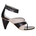 マノロブラニクも認めるFINSKのアヴァンギャルドでエレガントなシューズ｜写真4