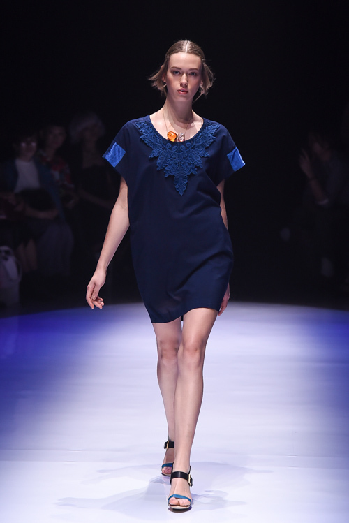 ヒガ 16年春夏コレクション 琉球の美ら海ブルーに染まった 東京の都会派スタイル ファッションプレス