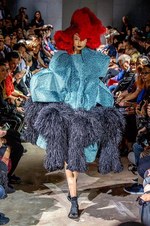 コム デ ギャルソン 2016年春夏コレクション - 青の世界に流れる神秘的な美しさ｜写真16