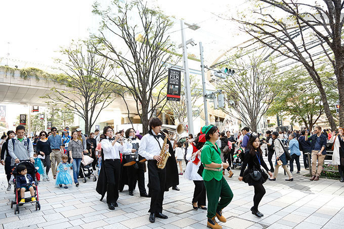 「六本木ヒルズ　ハロウィンパレード」が開催、“モンスター級”のボリューム満点メニューも展開｜写真4