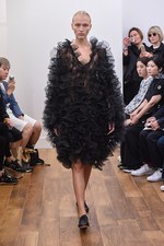 ノワール ケイ ニノミヤ 2016年春夏コレクション - 異彩を放つものが混在する漆黒の世界｜写真1