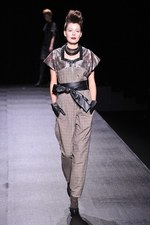 和洋折衷が見事に融合したヒロコ コシノ(HIROKO KOSHINO)の2011-12年秋冬コレクション｜写真23