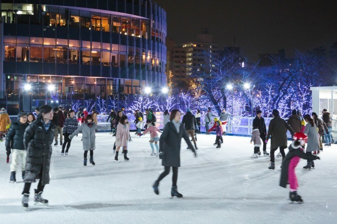 東京ミッドタウンの屋外スケートリンク、 夜はイルミネーションに囲まれてナイトスケート｜写真2