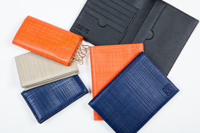 ロエベ全店で「イニシャルスタンピングサービス」開催 - アルファベットを刻印してオリジナルグッズに