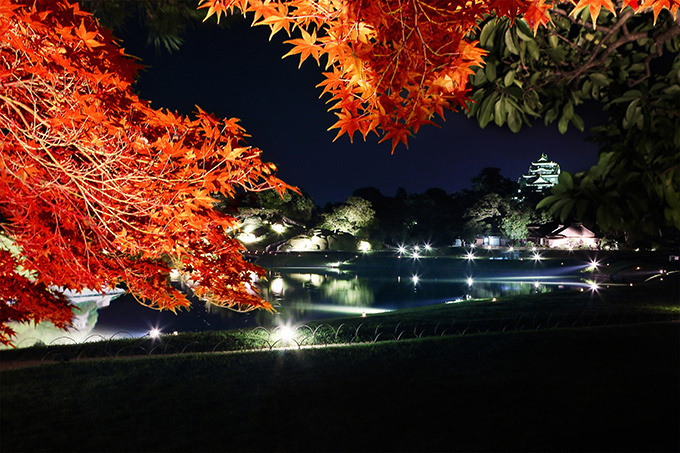 日本三名園のひとつ岡山後楽園で「秋の幻想庭園」開催 - 夜間開園で秋色に染まる園内を楽しむ｜写真1