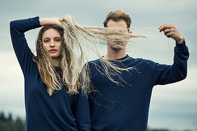 フライターグから“土に還る素材”を使用した新作スエットシャツとドレスが登場