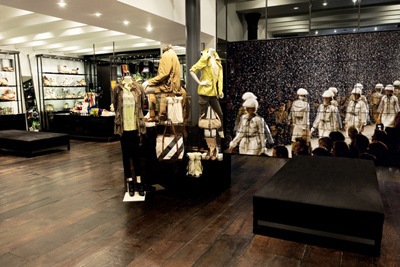 ロンドンで世界最大級の「バーバリー ブリット ストア」がオープン