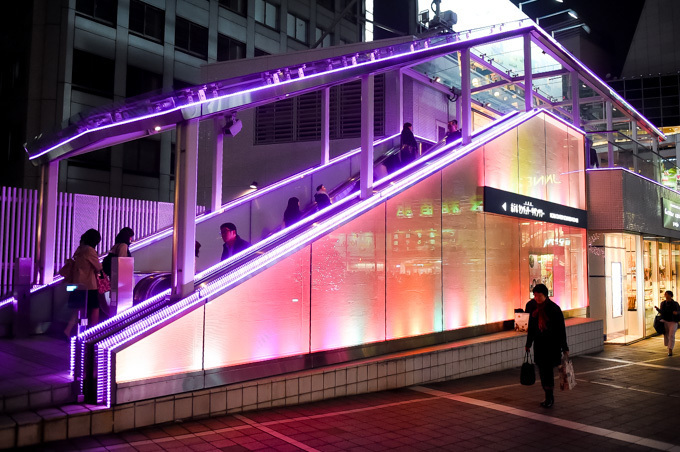 「新宿テラスシティ イルミネーション」新宿駅周辺を‟桜色”で染め上げる｜写真9