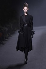 注目を一心に集めるハイダー アッカーマン(HAIDER ACKERMANN)の2011-12年秋冬コレクション｜写真1