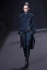 注目を一心に集めるハイダー アッカーマン(HAIDER ACKERMANN)の2011-12年秋冬コレクション｜写真20
