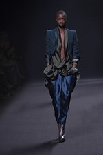 注目を一心に集めるハイダー アッカーマン(HAIDER ACKERMANN)の2011-12年秋冬コレクション｜写真40