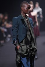 注目を一心に集めるハイダー アッカーマン(HAIDER ACKERMANN)の2011-12年秋冬コレクション｜写真41