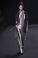 注目を一心に集めるハイダー アッカーマン(HAIDER ACKERMANN)の2011-12年秋冬コレクション｜写真45