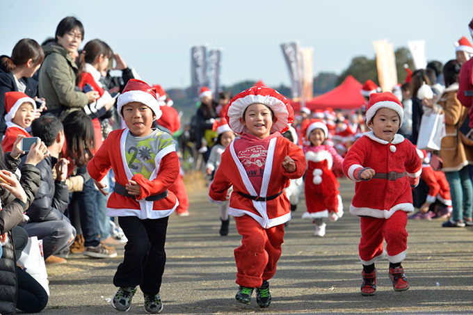 「第3回聖蹟サンタマラソン」開催 - サンタクロースのコスプレで走るマラソン大会｜写真3