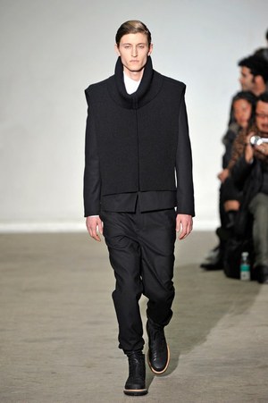 クリスヴァンアッシュ(KRISVANASSCHE)、2011-2012年秋冬コレクション｜写真1