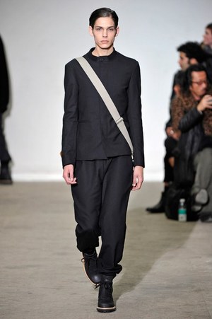 クリスヴァンアッシュ(KRISVANASSCHE)、2011-2012年秋冬コレクション｜写真11