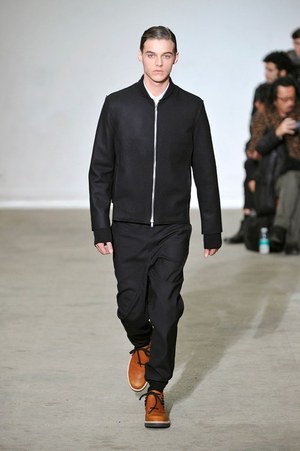 クリスヴァンアッシュ(KRISVANASSCHE)、2011-2012年秋冬コレクション｜写真13