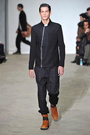 クリスヴァンアッシュ(KRISVANASSCHE)、2011-2012年秋冬コレクション｜写真14